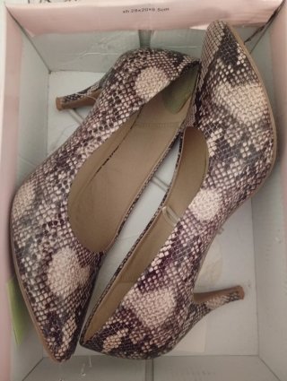 Zapatos de salón con estampado animal
