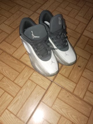 Zapatillas Jordan Gris y Blanco