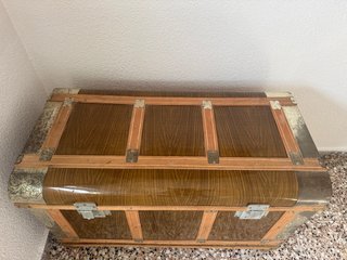 Baúl antiguo de madera y metal