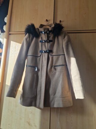 Abrigo Beige con Capucha y Pelo