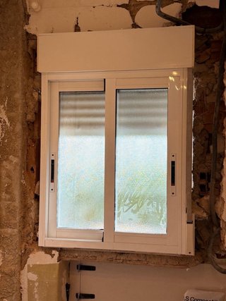 Ventana de Aluminio Blanca con Persiana y mosquite