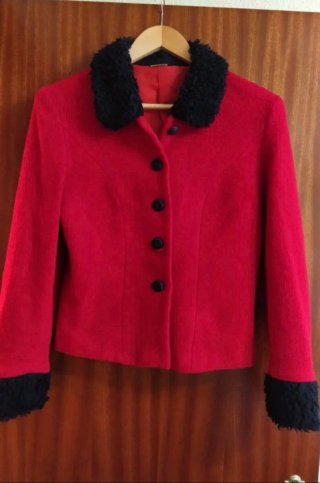 Chaqueta Roja con Detalles en Negro