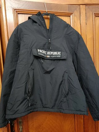 Cazadora tipo canguro Pull&Bear negra