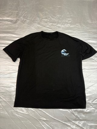 Camiseta Oversize Negra con Estampado de Olas