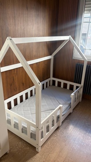 Cuna de madera estilo Montessori