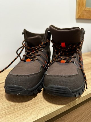 Botas de montaña en color marrón oscuro