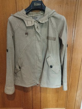 Cazadora con capucha beige