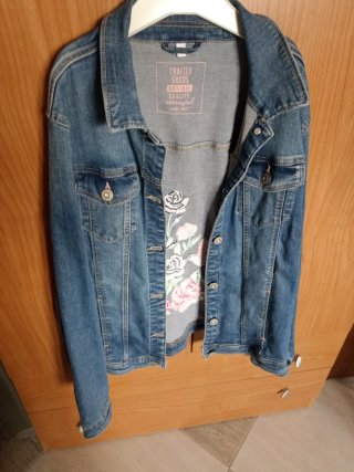 Chaqueta vaquera con bordado floral