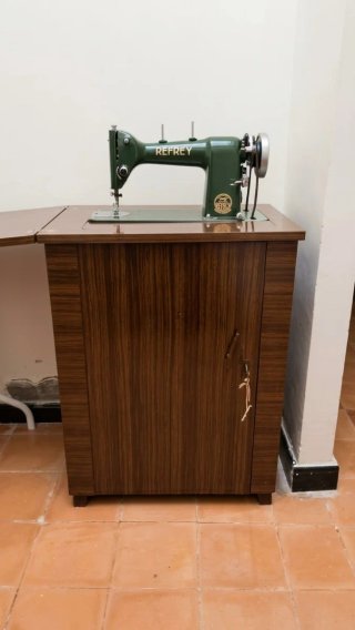 Máquina de coser antigua Refrey Transforma