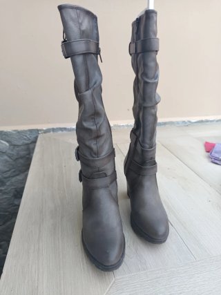 Botas altas grises totalmente nuevas