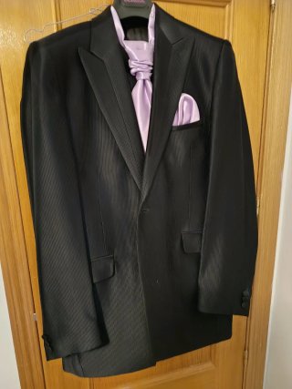 Traje Negro, con Corbata y Paluelo