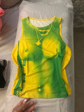 Top sin mangas amarillo y verde