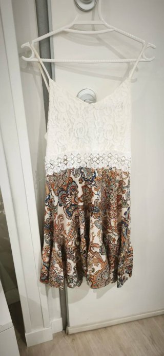 Vestido con cuerpo de encaje y falda estampada