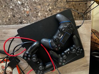 PlayStation 4 (PS4) con 3 mandos