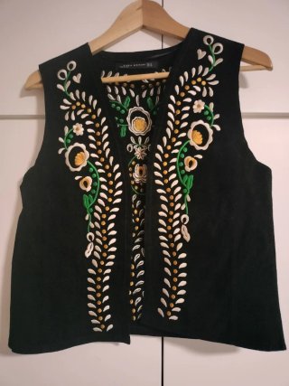 Chaleco Negro Zara Woman con Bordados