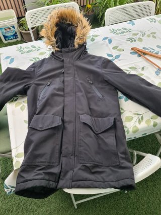 Chaquetón negro con capucha