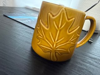 Taza de cerámica con relieve de hoja