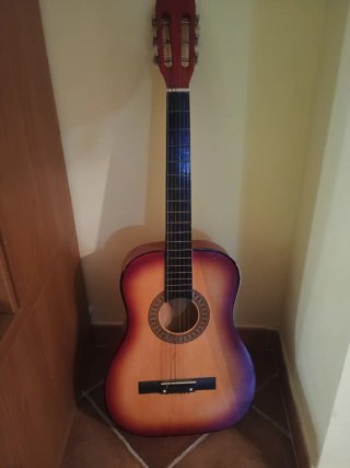 Chitarra acustica in legno
