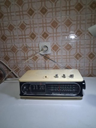 Radio Reloj Flip Clock Sanyo RM 8401 1975 4 bandas