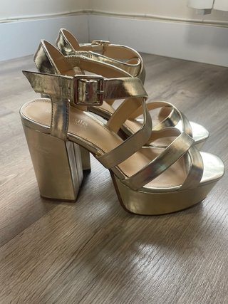 Sandalias de fiesta doradas, tacón y plataforma.