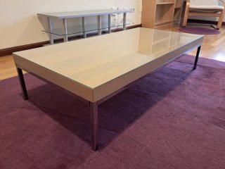 Mesa de centro de madera y metal, de Ikea.