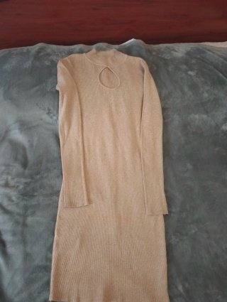 Vestido corto beige tirando a Camel,cuello semisub