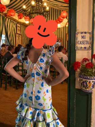 Traje de flamenca para niña hecho a mano.