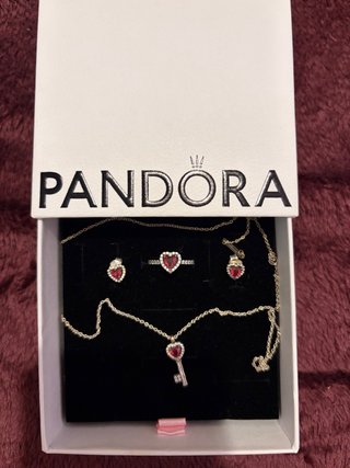 Conjunto Pandora Corazón preciosen la descripción