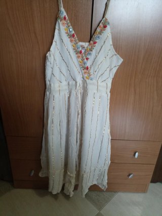 Vestido de verano blanco con bordados