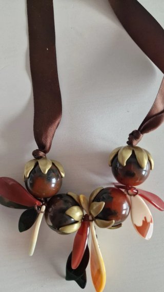 Collar con cuentas y lazo marrón
