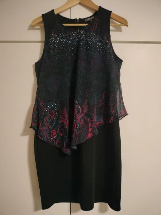 Vestido de fiesta negro con detalles