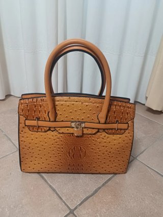 Bolso de mano marrón con textura