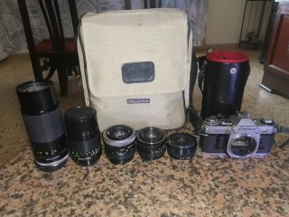 Cámara Canon AE-1 con accesorios