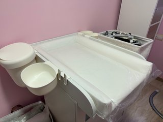 Cambiador de bebé con estructura de madera