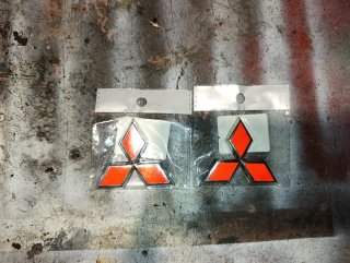 2 Emblemas Mitsubishi