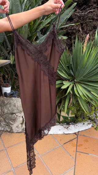 Top lencero marrón chocolate satinado con encaje