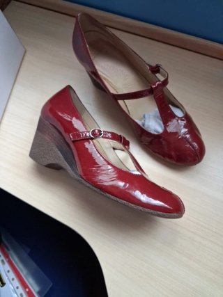 Zapatos de cuña burdeos, con hebilla, muy cómodos