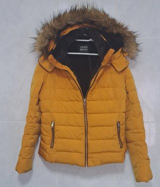 Chaqueta de plumas Zara color mostaza