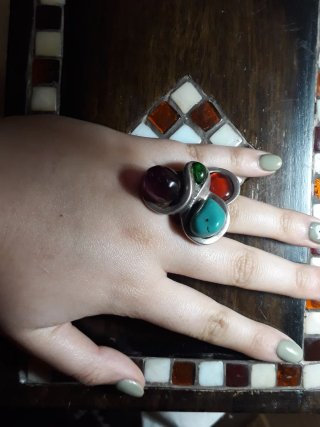 Anillo Plateado con Piedras de Colores