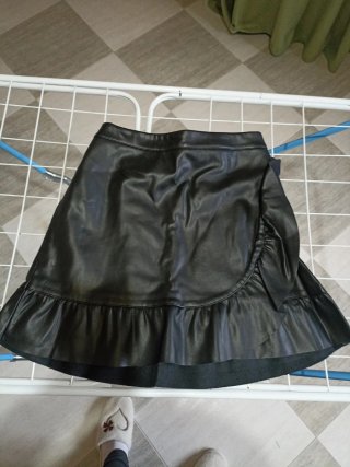 Minifalda efecto cuero negra