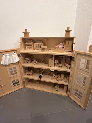 Casita de madera con muebles