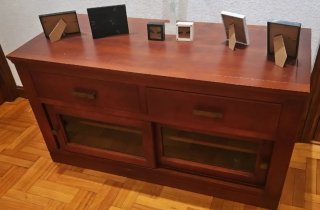 Mueble de madera con cajones y puertas