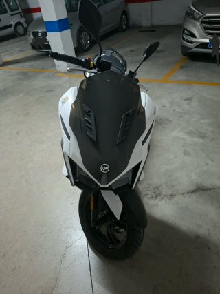 Scooter SYM Blanco y Negro
