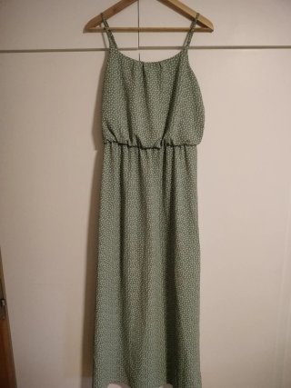 Vestido largo verde con estampado de lunares