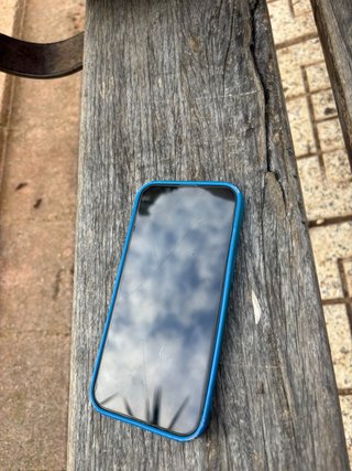 iPhone con funda azul