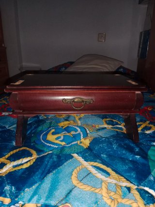 Cajón de madera con tirador metálico