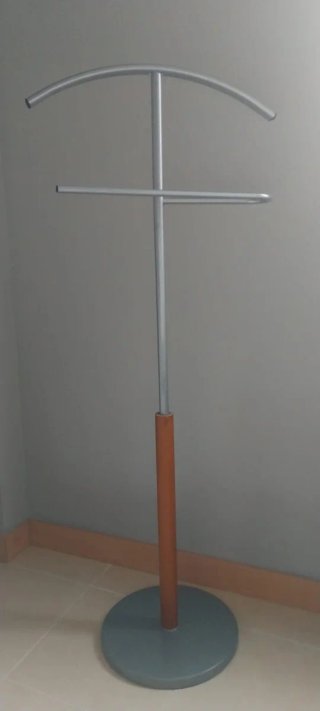 Galán de noche metálico y madera