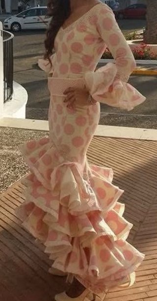 Traje de flamenca beige y rosa
