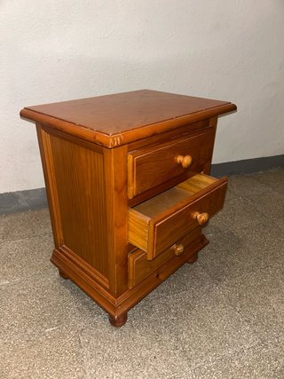 Mesita de noche de madera maciza