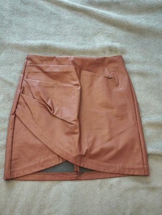 Falda de polipiel color camel